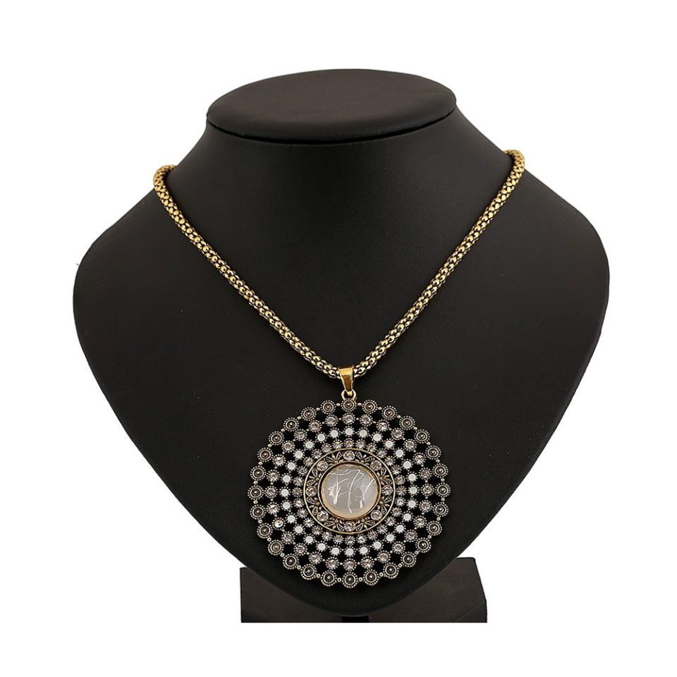 trendy pendant necklace